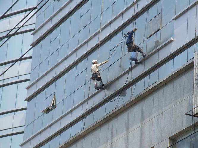 无腐蚀清洗剂的双重赋能 从工厂车间到家政服务的品质革命